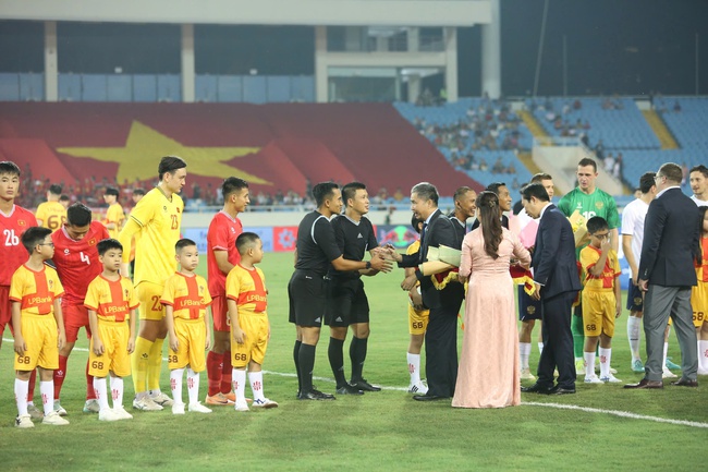 Khai mạc Giải bóng đá giao hữu quốc tế LPBank Cup 2024 - Ảnh 2.