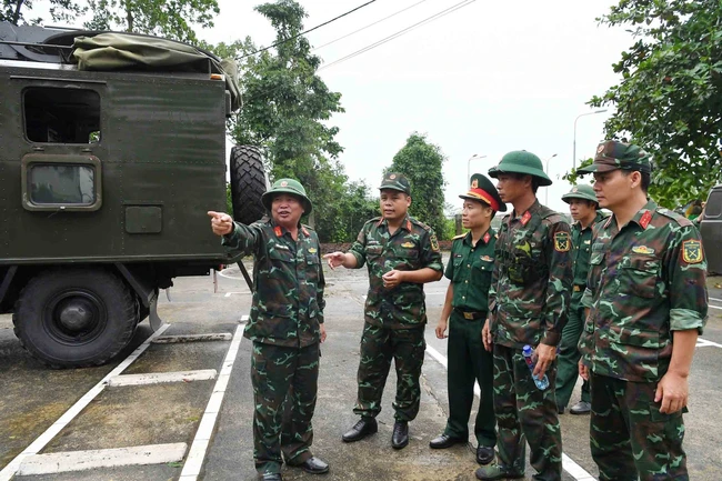 Phú Thọ sẵn sàng lắp đặt cầu phao qua sông Hồng thay thế tạm thời cầu Phong Châu mới bị sập - Ảnh 1.